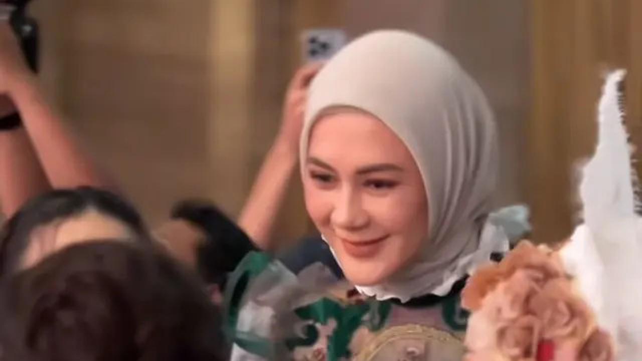 Pesona Paula Verhoeven di 8th Anniversary MS Glow, Anggun dalam Balutan Modest Fashion
