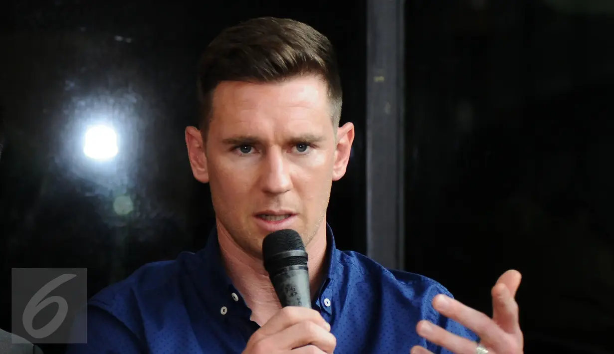 Shane Smeltz memberi keterangan usai penandatangan kontrak dengan PBFC di Jakarta, Selasa (11/4). Shane Smeltz berstatus marquee player dan diikat kontrak oleh PBFC selama semusim. (Liputan6.com/Helmi Fithriansyah)