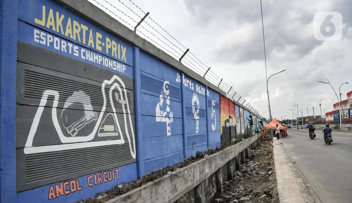 Pengendara melintas saat petugas Penanganan Prasaranan dan Sarana Umum (PPSU) menyelesaikan pembuatan mural di Jalan RE Martadinata, Tanjung Priok, Jakarta Utara, Selasa (24/5/2022). Pembuatan mural di sepanjang Jalan RE Martadinata yang dilakukan oleh petugas PPSU dari 19 kelurahan di Jakarta Utara tersebut dalam rangka menyambut balapan Formula E dan HUT ke-495 Kota Jakarta. (merdeka.com/Iqbal S Nugroho)