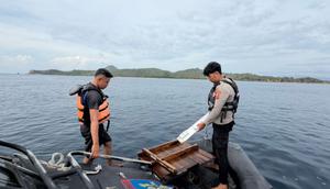 Tim SAR gabungan saat menemukan serpihan kapal badan kapal KM Putri Sakinah di perairan Pulau Padar, Labuan Bajo, Manggarai Barat, Nusa Tenggara Timur (NTT). (Antara)