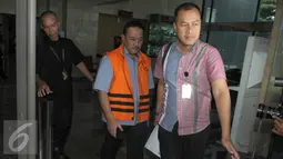 Sudi Wantoko keluar dari Gedung KPK usai menjalani pemeriksaan, Jakarta, Rabu (13/4/2016). Sudi  diperiksa sebagai tersangka kasus dugaan suap penghentian penanganan perkara korupsi PT Brantas Abipraya di Kejati DKI Jakarta (Liputan6.com/Helmi Afandi)