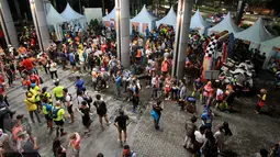 Sejumlah peserta bersiap sebelum mengikuti Jakarta Ultra 100K, Sabtu (12/11). Sekitar 100 pelari dari dalam negeri maupun luar negeri diajak untuk melintasi jalan di Jakarta yang padat dan diwarnai kemacetan. (Liputan6.com/Fery Pradolo)