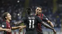 Striker AC Milan Mbaye Niang dan Carlos Bacca melakukan selebrasi usai mencetak gol ke gawang Lazio, Rabu (21/9/2016). (AP Photo/Antonio Calanni)