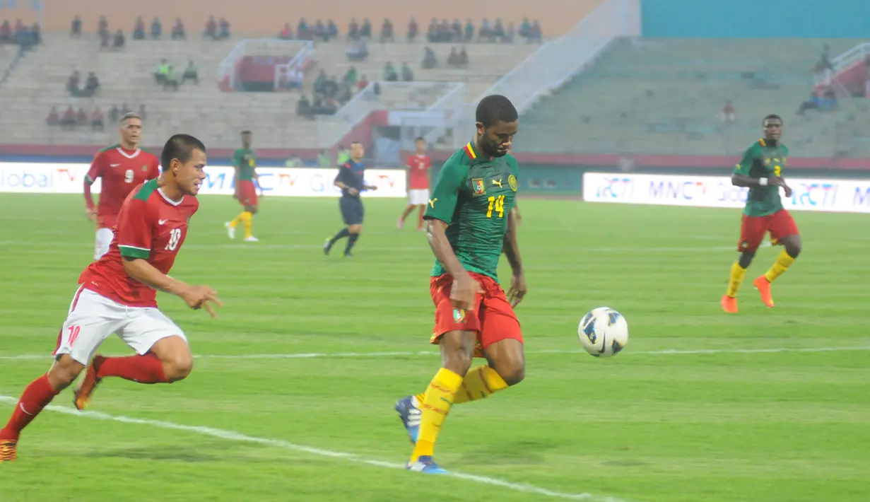 Penyerang Timnas Indonesia, Ferdinan Sinaga berusaha melewati pemain Kamerun pada laga uji coba di Stadion Gelora Delta Sidoarjo, Rabu (25/3/2015). Kamerun Menang 1-0 atas Indonesia. (Liputan6.com/Herman Zakharia)