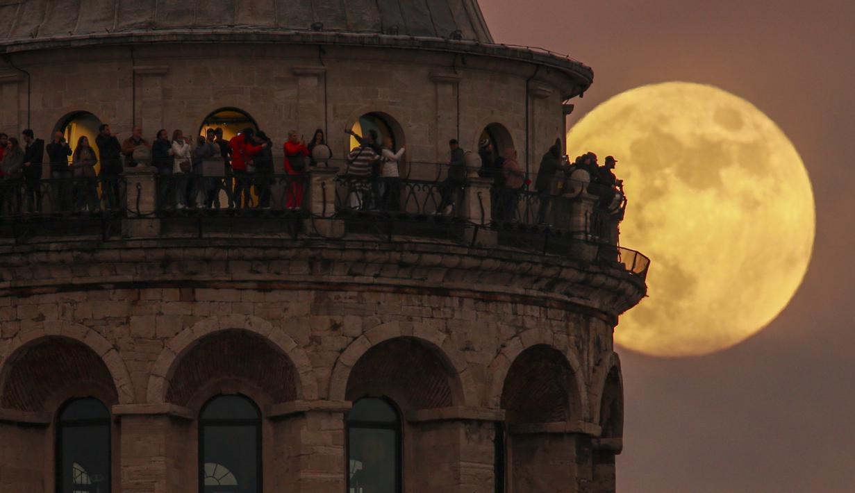 Bulan purnama terakhir tahun ini yang dikenal sebagai Cold Moon muncul di belakang menara Galata di Istanbul, Turki, Rabu (7/12/2022). Bulan purnama Desember sendiri dikenal sebagai Cold Moon atau Bulan Dingin. (AP Photo/Emrah Gurel)