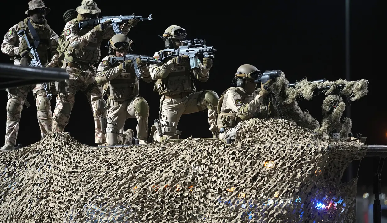 Anggota pasukan khusus Saudi tampil dalam parade militer dalam persiapan haji tahunan, di kota suci Muslim Mekah, Arab Saudi (3/7/2022). Pasukan keamanan Arab Saudi menggelar latihan untuk menyambut jutaan jemaah yang akan melaksanakan ibadah haji di Makkah, Arab Saudi. (AP Photo/Amr Nabil)
