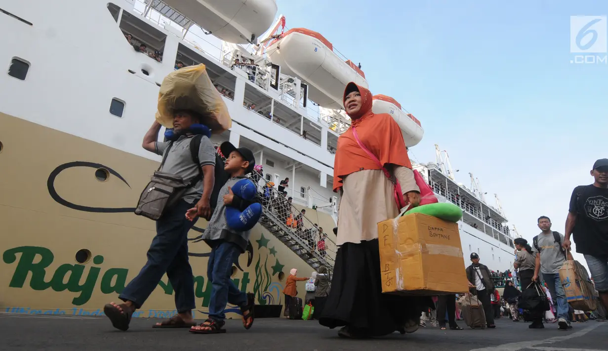 Pemudik yang menumpang KM Labobar tiba di Pelabuhan Tanjung Perak, Surabaya, Jawa Timur, Jumat (31/5/2019). Pelindo III memprediksi puncak mudik angkutan laut Lebaran 2019 yang masuk ke Jawa Timur akan terjadi pada H-3 atau Minggu, 2 Juni. (merdeka.com/Dwi Narwoko)