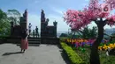 Wisatawan menikmati tempat wisata yang Instagrammable di kawasan Puncak Dua, Sukamakmur, Bogor, Jumat (6/1/2023). Meski kawasan Puncak Dua belum dikembangkan secara maksimal oleh Pemkab Bogor dan pemerintah pusat, warga seputar Jabodetabek dan Cianjur tetap antusias mengunjungi kawasan ini sebagai tempat wisata alternatif selain kawasan Puncak dan sekitarnya yang selalu didominasi kemacetan lalu lintas. (merdeka.com/Arie Basuki)