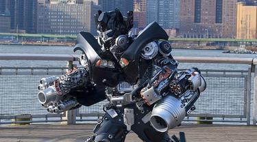 Baju zirah robot transformer yang terbuat dari barang bekas karya Peter Kokis (Peter Kokis / Instagram)