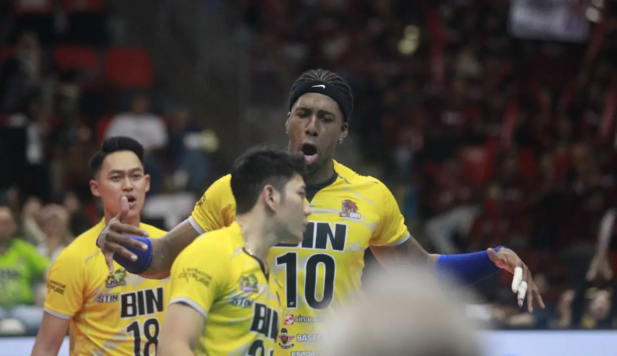 <p>Selebrasi para pemain Jakarta STIN BIN, Luis Elian Estrada (tengah) dkk setelah mencetak angka saat menghadapi Jakarta LavAni Allobank Electric pada laga putaran kedua final four PLN Mobile Proliga 2024 di GOR Jatidiri Semarang, Sabtu (13/7/2024). Jakarta STIN BIN kalah 1-3 (19-25, 25-22, 18-25 dan 17-25). (Dok. PBVSI)</p>