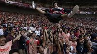 Suporter Persija, The Jakmania, melakukan moshing memberikan dukungan saat melawan Persela pada laga Liga 1 di SUGBK, Jakarta, Selasa (20/11). Persija menang 3-0 atas Persela. (Bola.com/Vitalis Yogi Trisna)