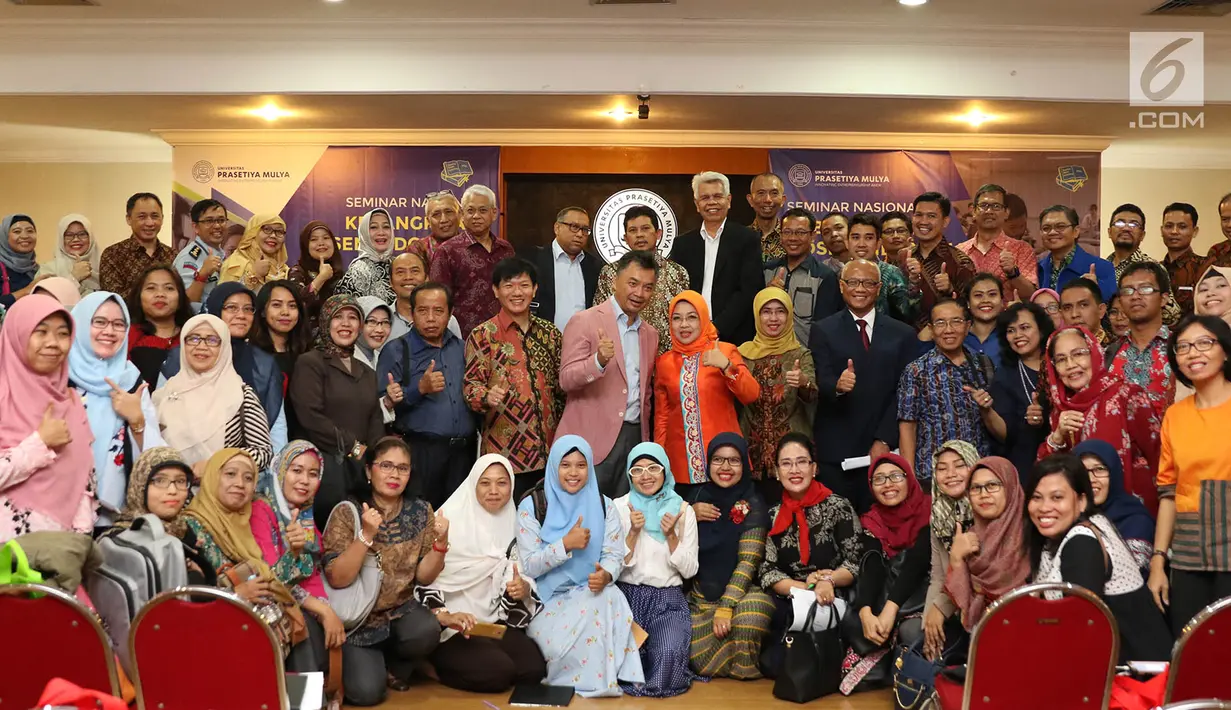 Ketua Umum Asosiasi Dosen Indonesia (ADI) Dino Patti Djalal foto bersama peserta Seminar Kebangkitan Dosen Indonesia di Kampus Cilandak Universitas Prasetiya Mulya, Jakarta, Senin (14/5). (Liputan6.com/Immanuel Antonius)