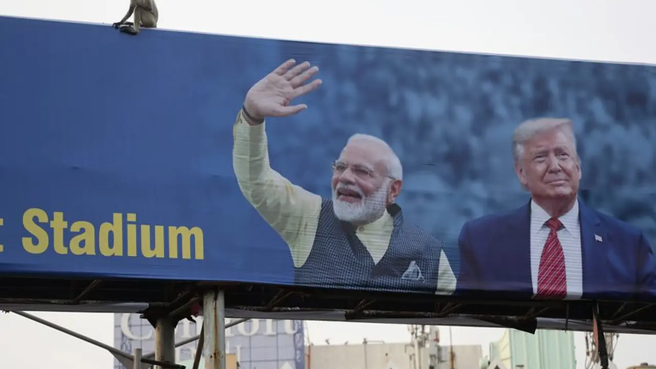 Billboard bergambar Narendra Modi dan Donald Trump memenuhi India sambil menunggu kedatangan Presiden AS ke negara itu.
