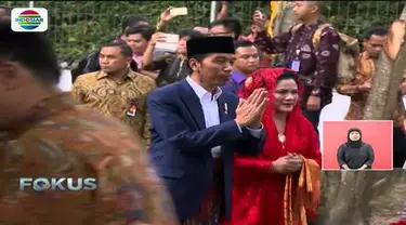 Kedatangan Presiden Jokowi dan Iriana di adat pernikahan Bobby dan Kahiyang pada Sabtu (25/11) disambut dengan pemberian sirih dan monortor.
