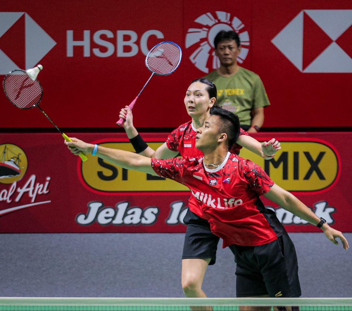 Ganda campuran Indonesia, Dejan Ferdinansyah/Gloria Emanuelle Widjaja bertanding menghadapi wakil Thailand, Dechapol Puaavaranukroh/Sapsiree Taerattanachai dalam perempat final Indonesia Open 2024 di Istora Senayan, Jakarta, Jumat (7/6/2024). Langkah Deja