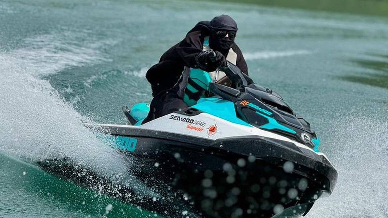 Potret Keren Ummi Pipik Ngebut Naik Jet Ski di Danau Toba, Buktikan Tampil Bercadar & Berbusana Syar'i Tak Jadi Halangan