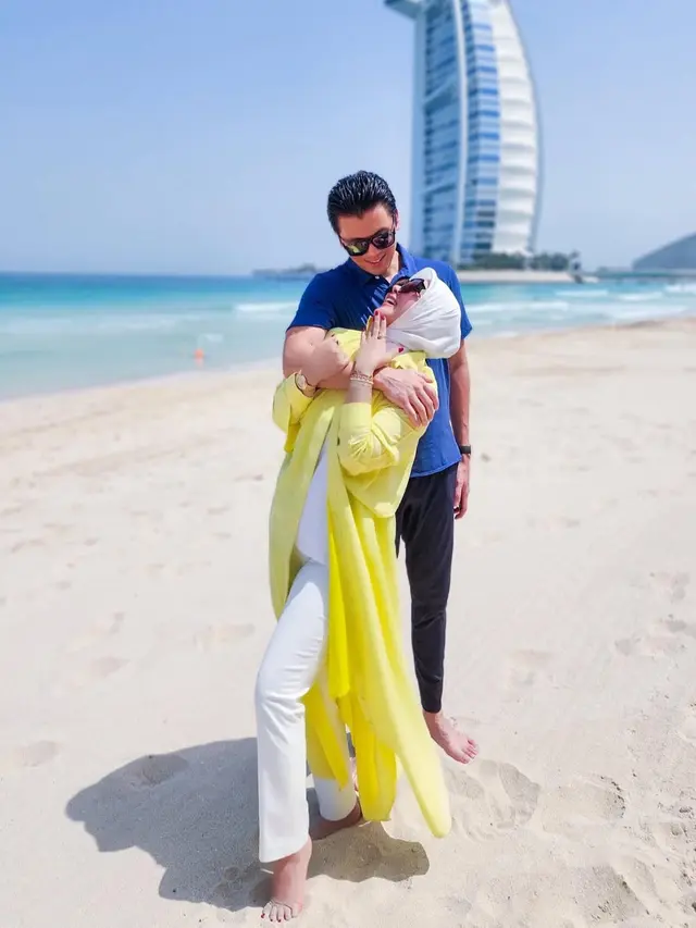 Outfit Liburan di Pantai Ala Syahrini