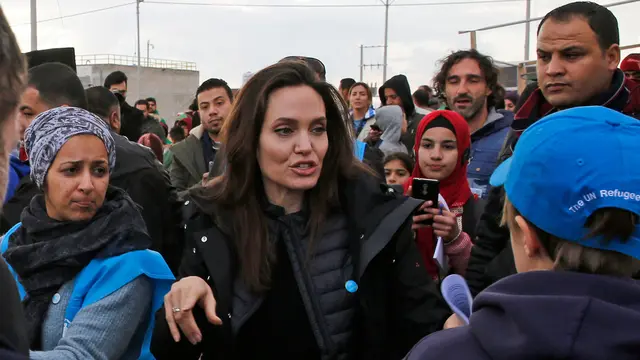 Ciuman Bocah Suriah Sambut Kunjungan Angelina Jolie di Pengungsian
