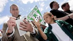  Zinedine Zidane memberikan tanda tangan kepada seorang anak pada laga amal ELA foundation di Saillon, Swiss, Sabtu(02/06/2007). Zidane  ikut kampanye metabolic diseases; penyakit medis yang berkaitan dengan produksi energi. (EPA/Olivier Maire)