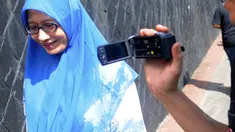 Istri Anas Urbaningrum mendatangi gedung Komisi Pemberantas Korupsi (KPK), Jakarta , Selasa, (1/7/14) (Liputan6.com/Faisal R Syam)