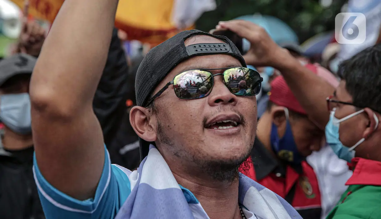 Buruh yang tergabung dalam Konfederasi Serikat Pekerja Indonesia berunjuk rasa di depan Kantor Kementerian Ketenagakerjaan, Jakarta, Rabu (16/2/2022). Buruh menuntut Permenaker Nomor 2 Tahun 2022 yang mengatur JHT baru bisa dicairkan pada usia 56 tahun segera dicabut. (Liputan6.com/Faizal Fanani)