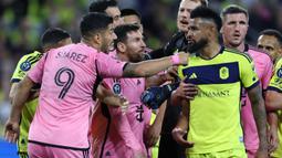 Pemain Inter Miami, Luis Suarez (9) bersitegang dengan pemain Nashville FC, Anibal Godoy pada laga leg pertama 16 besar Concacaf Champions Cup di Geodis Park, Nashville, Amerika, Jumat (08/03/2024) WIB. (AFP/Donald Page)