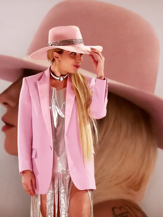 Kembali ke masa lalu, seorang Lady Gaga merindukan sosok Stefani Germanotta. Dimana ia menghabiskan waktu bersama ayah, ibu, nenek dan keluarganya yang lain. Ia juga menceritakan kehidupannya di masa lalu. (AFP/Bintang.com)