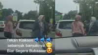 Dua wanita berseteru di jalan (TikTok/@jarodyudo)