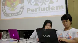 Peserta Apps Challange Code for Vote 4.0 mempersiapkan presentasi aplikasi pendukung Pilkada dalam kompetisi di Kantor KPU, Jakarta, Minggu (8/11). Menyambut Pilkada Serentak 9 Desember, KPU dan Perludem menggelar kompetisi (Liputan6.com/Faizal Fanani)