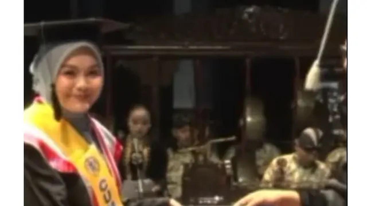 6 Potret Wisuda Salma Salsabil dari ISI Jogja, Raih Gelar Sarjana Terapan Seni