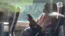 Penumpang Kereta Api Luar Biasa (KLB) di Stasiun Gambir, Jakarta, Selasa (12/5/2020). PT KAI mengoperasikan tiga rute dengan enam perjalanan kereta setiap harinya untuk penumpang yang dikecualikan sesuai aturan pemerintah dengan penerapan protokol pencegahan Covid-19. (merdeka.com/Imam Buhori)