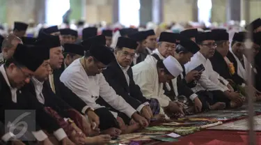 Wakil Presiden Jusuf Kalla (tengah) bersama ribuan umat muslim melakukan salat Idul Fitri di Masjid Istiqlal, Jakarta, Jumat (17/7/2015).  Tampak, Wakil Presiden Jusuf Kalla duduk bersama sejumlah pejabat tinggi negara. (Liputan6.com/Faizal Fanani)