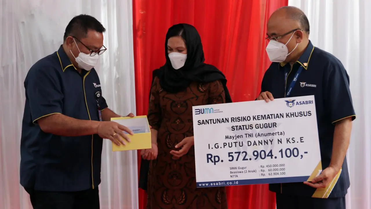 Asabri menyerahkan manfaat Jaminan Kecelakaan Kerja dan Tabungan Hari Tua kepada ahli waris Kabinda) Papua Mayjen TNI (Anumerta) I Gusti Putu Danny Karya Nugraha