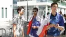 Sepanjang hari jelang laga final, suporter Prancis silih berganti mendatangi tempat tinggal para pemain timnas mereka. (Bola.com/Vitalis Yogi Trisna)