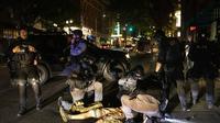 Aksi protes terjadi di Portland hingga menewaskan satu orang atas adanya insiden penembakan. (AP/ Paula Bronstein)