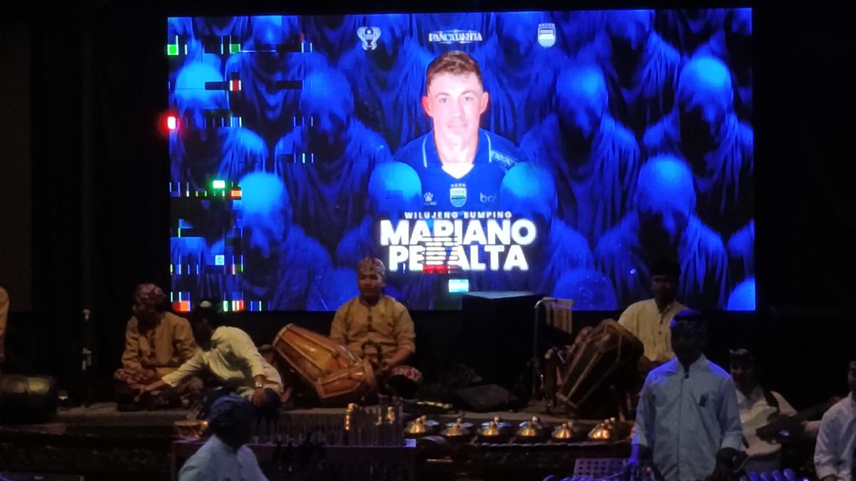 Persib Tunjukkan Sepak Bola Bisa Merawat Budaya, Mariano Peralta Jadi Bagian Kisahnya