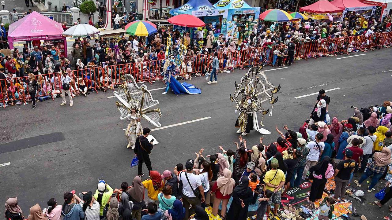 FOTO: Megahnya Grand Jember Fashion Carnaval 2025 Bertema Evoluxion