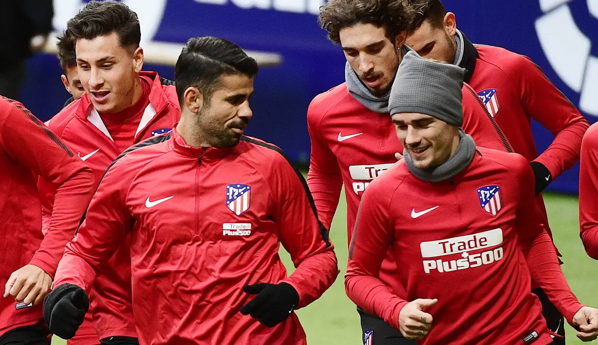 Striker Atletico Madrid, Diego Costa, saat mengikuti sesi latihan di Stadion Wanda Metropolitan, Madrid, Minggu (31/12/2017). Diego Costa resmi kembali berseragam Atletico Madrid setelah terdepak dari skuad Chelsea. (AFP/Pierre-Philippe Marcou)