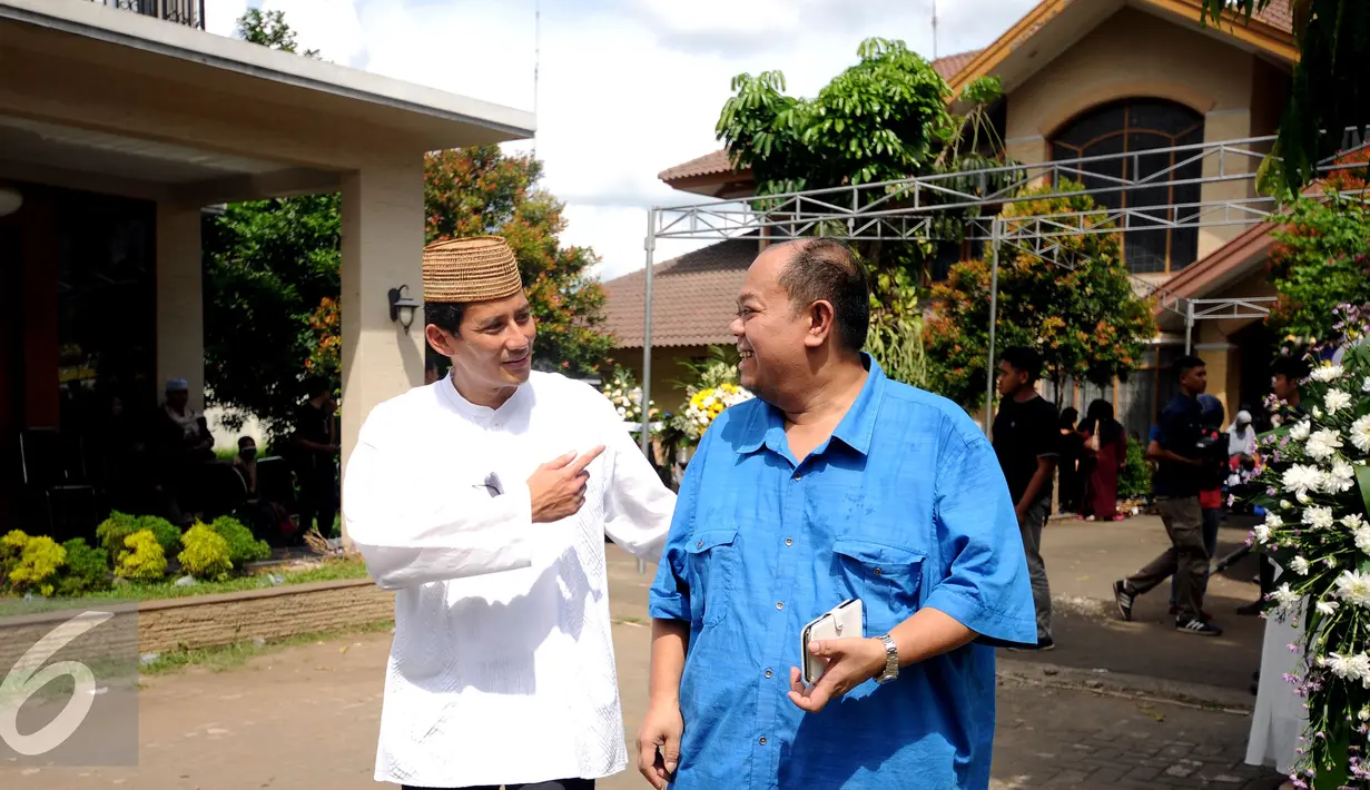 Balon Gubernur DKI Jakarta, Sandiaga Uno (kiri) usai melayat di rumah duka mantan Menteri Pemberdayaan Perempuan Tuty Alawiyah di Jatiwaringin Bekasi, Rabu (4/5/2016). Tuty Alawiyah wafatdi usia 74 tahun. (Liputan6.com/Helmi Fithriansyah)