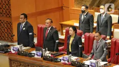 Ketua DPR Puan Maharani (kedua kanan), bersama Wakil Ketua DPR Rachmat Gobel (kiri), Lodewijk Freidrich Paulus (kedua kiri), dan Sufmi Dasco Ahmad (kanan) mengenakan pita hitam bertuliskan DK di lengan saat memimpin rapat Paripurna DPR Ke-8 Masa Persidangan I Tahun Sidang 2022-2023 di Kompleks Parlemen, Senayan, Jakarta, Selasa (4/10/2022). Dalam Rapat Paripurna tersebut DPR mengesahkan sembilan Calon Anggota Komnas HAM RI Periode 2022-2027. (Liputan6.com/Angga Yuniar)