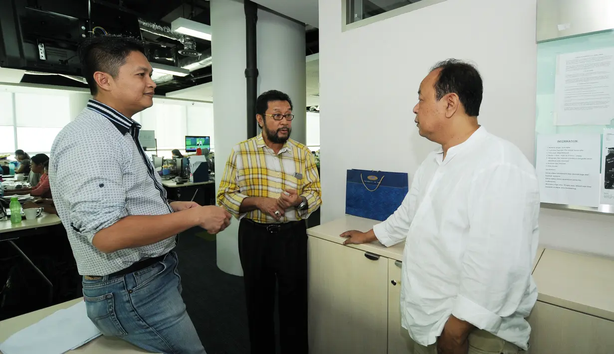 Wakil Ketua Umum Partai Golkar hasil Musyawarah Nasional IX Jakarta, Yorris Raweyai (tengah) berbincang bersama pimpinan redaksi Liputan6.com di kawasan Senayan, Jakarta, Senin (23/3/2015). (Liputan6.com/Helmi Fithriansyah)
