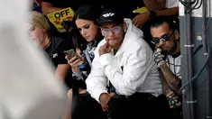Pemain Paris Saint-Germain, Neymar dan Dani Alves menghadiri acara peragaan busana Off-White Spring-Summer 2019 Ready-to-Wear selama Paris Fashion Week, Prancis (27/9). Neymar dan Dani Alves tampil modis di acara tersebut. (AFP Photo/Francois Guillot)