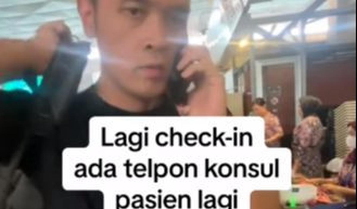 Berbagai tahapan saat hendak terbang bersama sang istri, dokter tersebut nampak sibuk dengan ponsel.