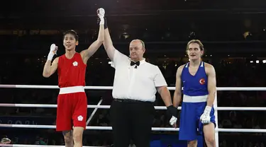 Petinju Taiwan Lin Yu-ting berselebrasi setelah mengalahkan Esra Yildiz Kahraman dari Turki (biru) pada partai semifinal cabang olahraga (cabor) tinju nomor 57 kg putri Olimpiade Paris 2024 di Stadion Roland-Garros, Rabu (7/8/2024). (Peter Cziborra / POOL / AFP)