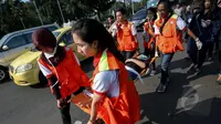 Seorang mahasiswa dievakuasi karena pingsan saat aksi menolak lupa di depan Istana Merdeka, Jakarta, Selasa (12/5/2015). Mereka menuntut pemerintah untuk mengusut kasus Tragedi 12 Mei 1998 yang menewaskan 4 mahasiswa Trisakti. (Liputan6.com/Faizal Fanani)