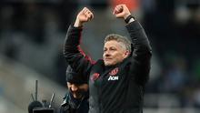 Pelatih Manchester United, Ole Gunnar Solskjaer berselebrasi usai pertandingan melawan Newcastle United pada lanjutan Liga Inggris di St James 'Park (2/1). MU menang 2-0 atas Newcastle. (Owen Humphreys/PA via AP)