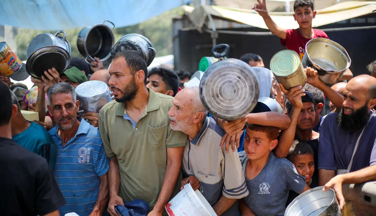 Di sisi lain, Israel hanya mengizinkan sedikit bantuan yang masuk ke Gaza setelah melonggarkan sebagian blokade yang telah berlangsung selama lebih dari 11 minggu. (Eyad BABA/AFP)