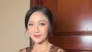 Jadi pengantar Valerie Tifanka, Febby Rastanty kenakan kebaya v-neck berwarna cokelat gelap dan bros [@febbyrastanty]