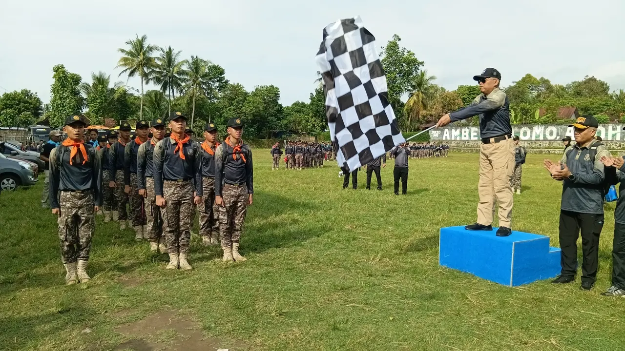 BSSN menggelar kegiatan napak tilas persandian dengan menyusuri perbukitan Menoreh. (Liputan6.com/Kukuh Setyono)