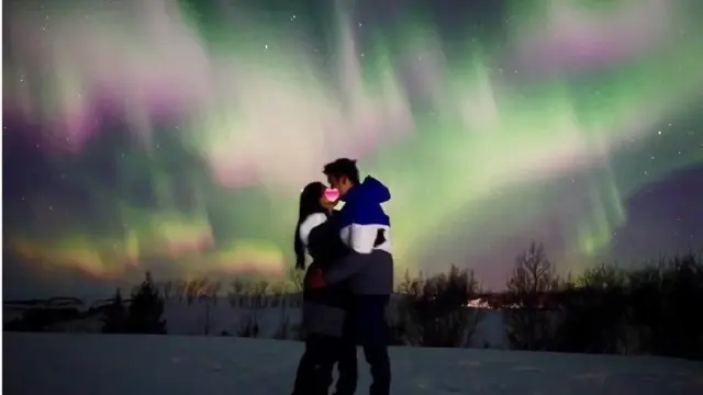 Bikin Baper, Berikut Ini merupakan 10 Foto Seleb yang Ciuman Dengan Pasangan Mereka
